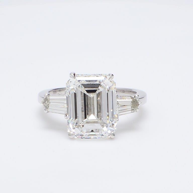3-stone semi-mount in platinum with step bullet diamond sides. D0.98ct.t.w.