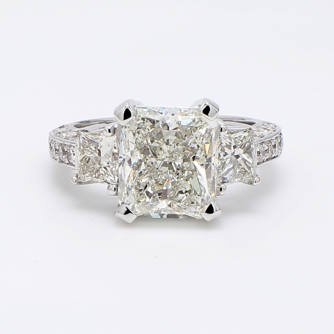 3-stone semi-mount in 18K WG with princess cut sides & pave set round diamonds. D1.85ct.t.w.