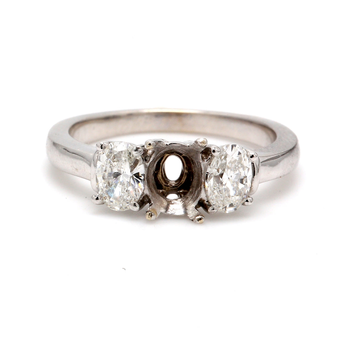 3-stone semi-mount in 18K WG with oval diamond sides. D0.71ct.t.w.