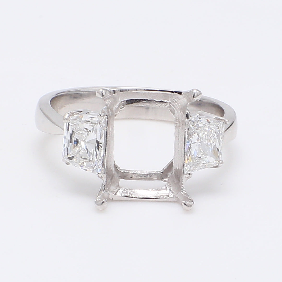 3-stone semi-mount in 18K WG with 4-prong set trapezoid diamond sides. D0.87ct.t.w.