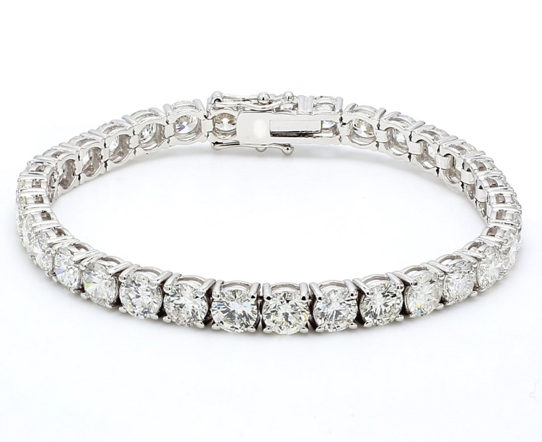 7"" Tennis bracelet with 4-prong set round diamonds. D10.76ct.t.w.