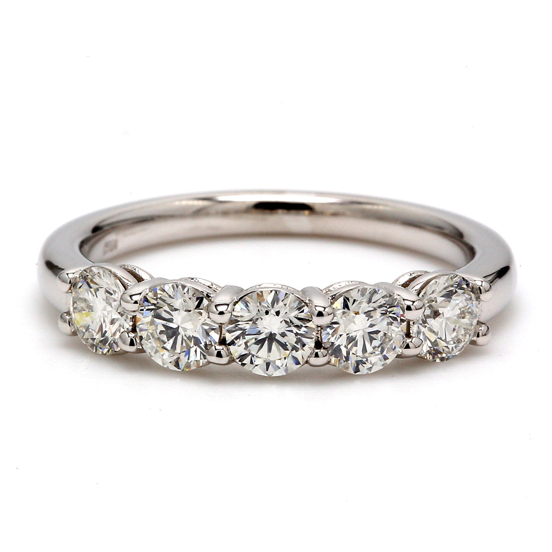 5-stone band with shared prong set round diamonds. D0.79ct.t.w. Size 6.25