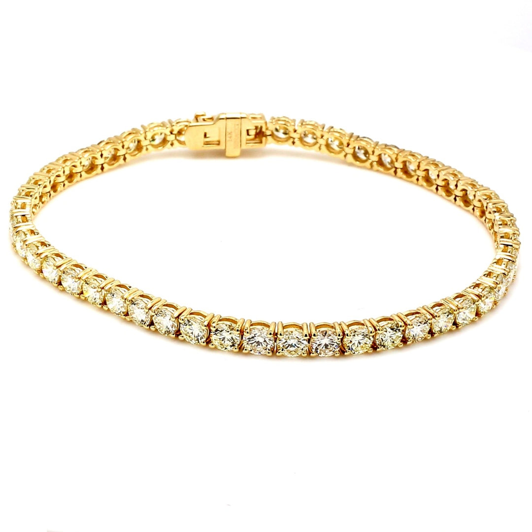 7"" Tennis bracelet with basket prong set (48) round diamonds. D7.74ct.t.w.