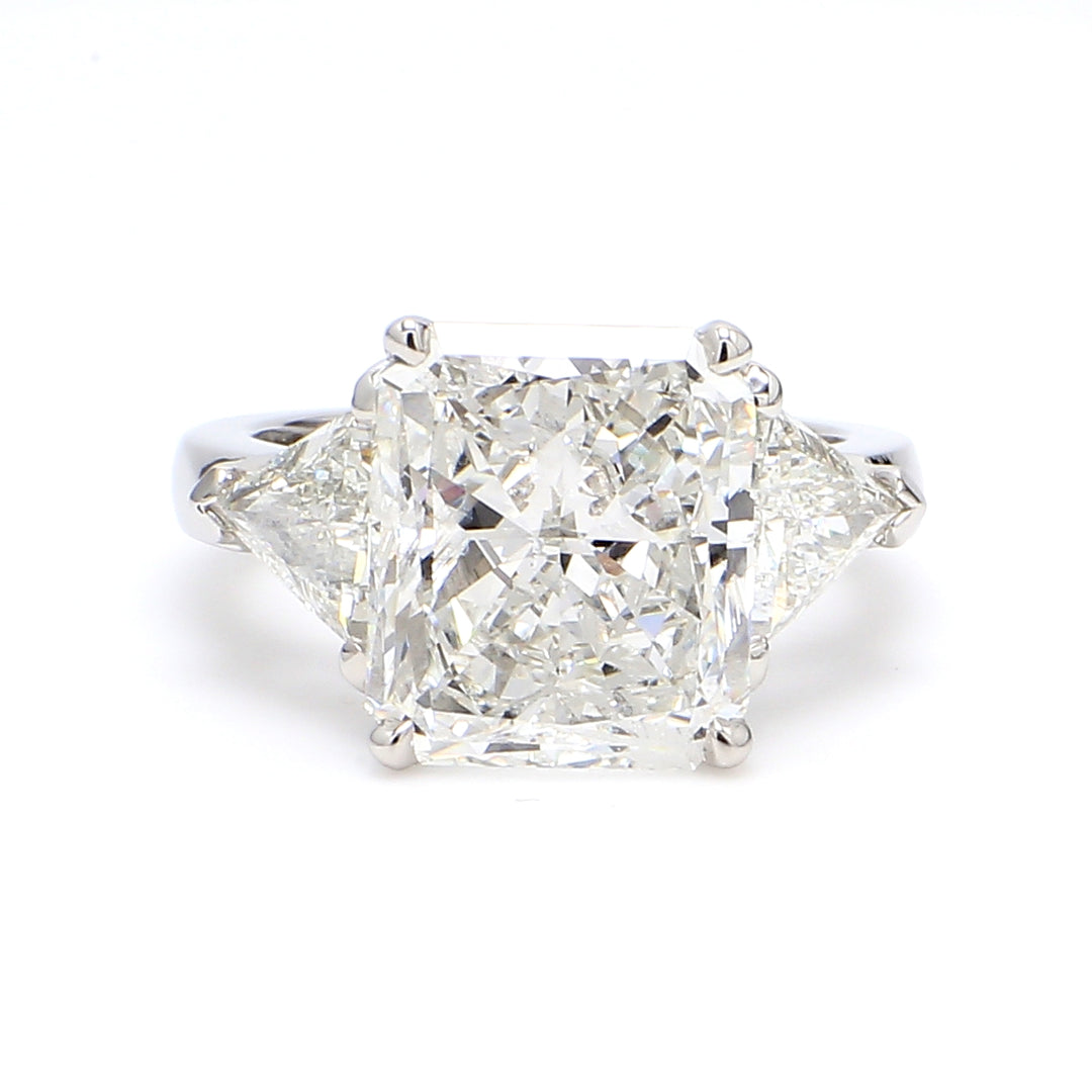 3-stone semi-mount in platinum with 3-prong set trilliant diamond sides.  D1.28ct.t.w.