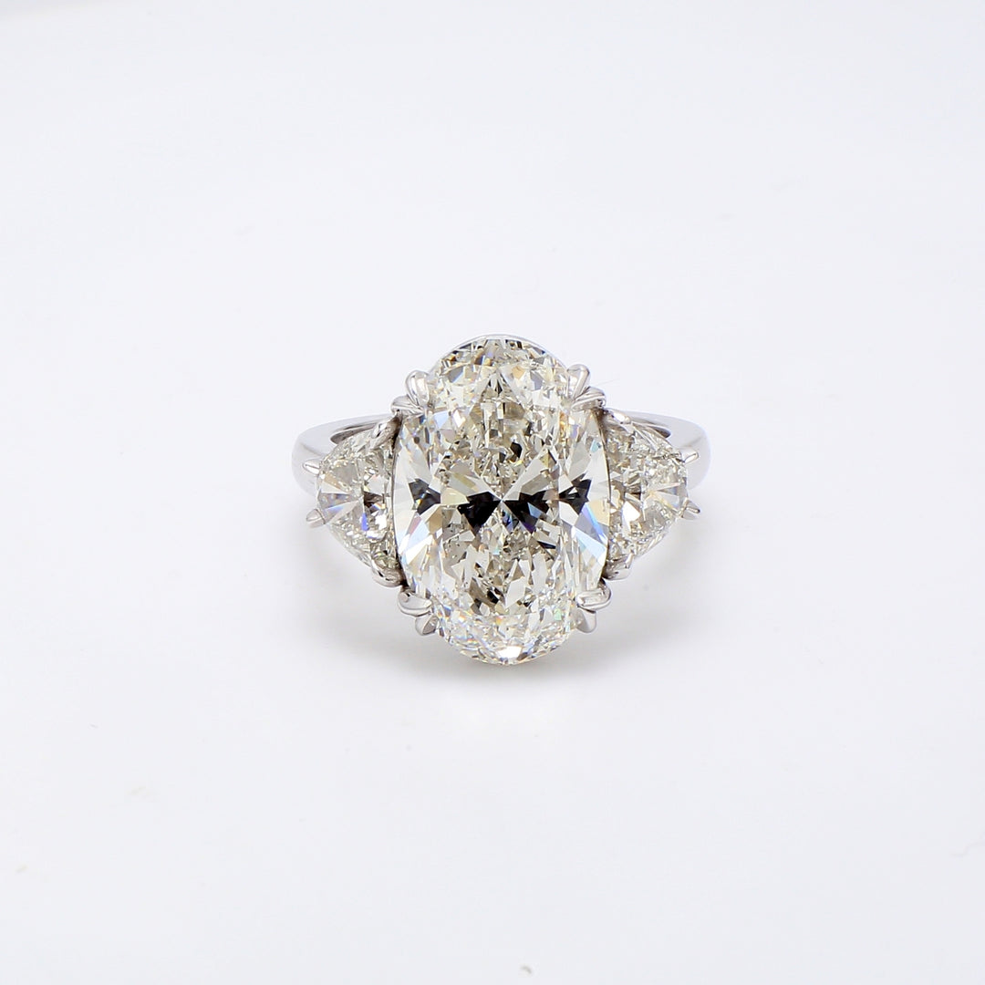 3-stone semi-mount in platinum with 4-prong set half moon diamond sides.  D1.58ct.t.w.