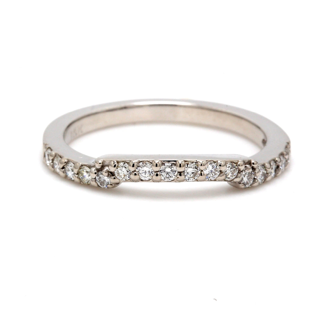 Band with shared prong set round diamonds.  D0.27ct.t.w.