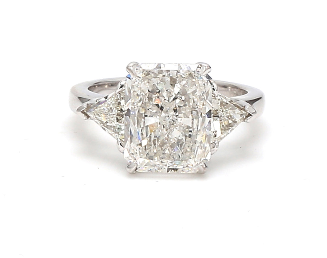 3-stone semi-mount in platinum with trilliant cut diamond sides.  D0.92ct.t.w.