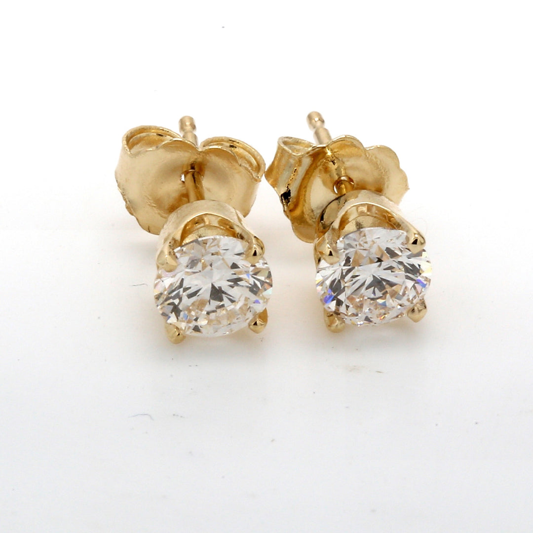 Screw back stud earrings with prong set round diamonds.  D1.00ct.t.w.