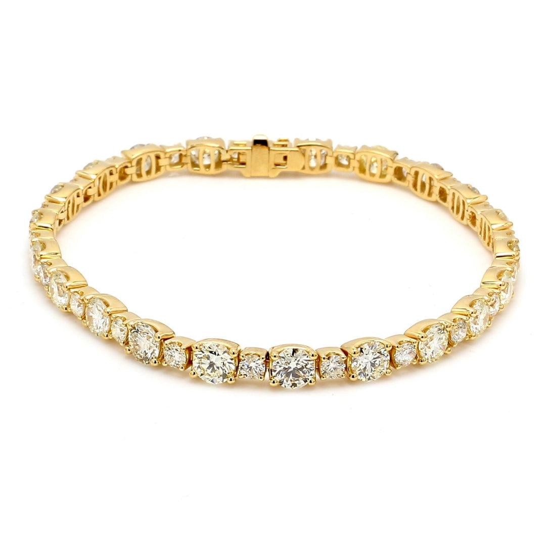 7"" Tennis bracelet in 18K YG with prong set alternating round diamonds.  D9.28ct.t.w.